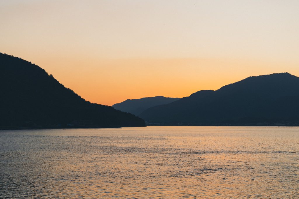 image of the ocean at sunset