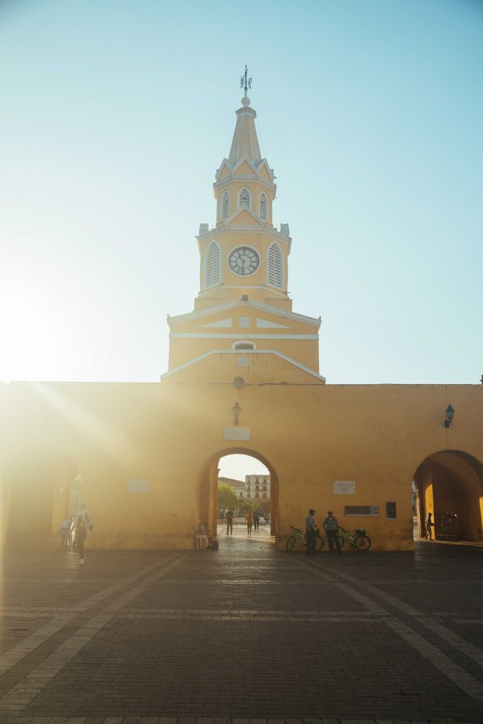 Famosa Torre del Reloj de la Antigua Ciudad Amurallada de Cartagena al Amanecer 3 - witandfolly.co-1