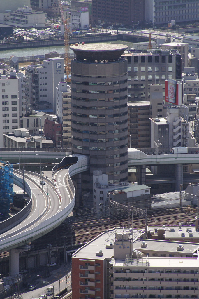 Highway through building - wikipedia.com