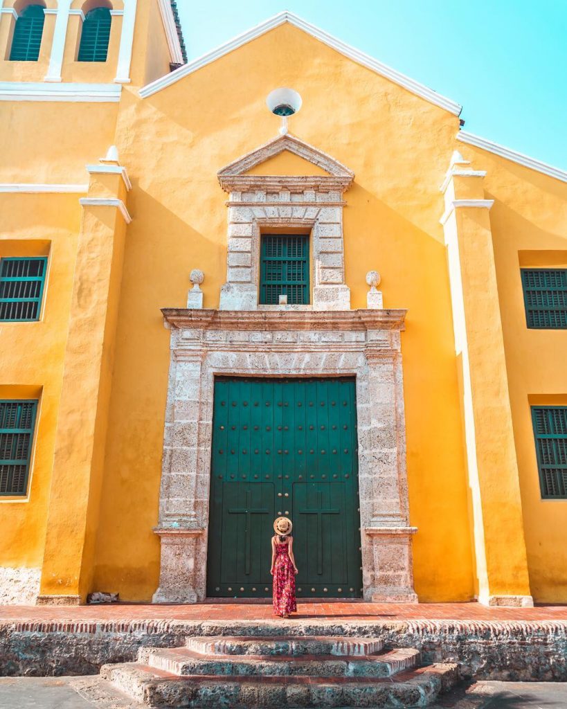 framför kyrkan av den heliga Treenigheten i Getsemani-kvarteret i Cartagena - witandfolly.co