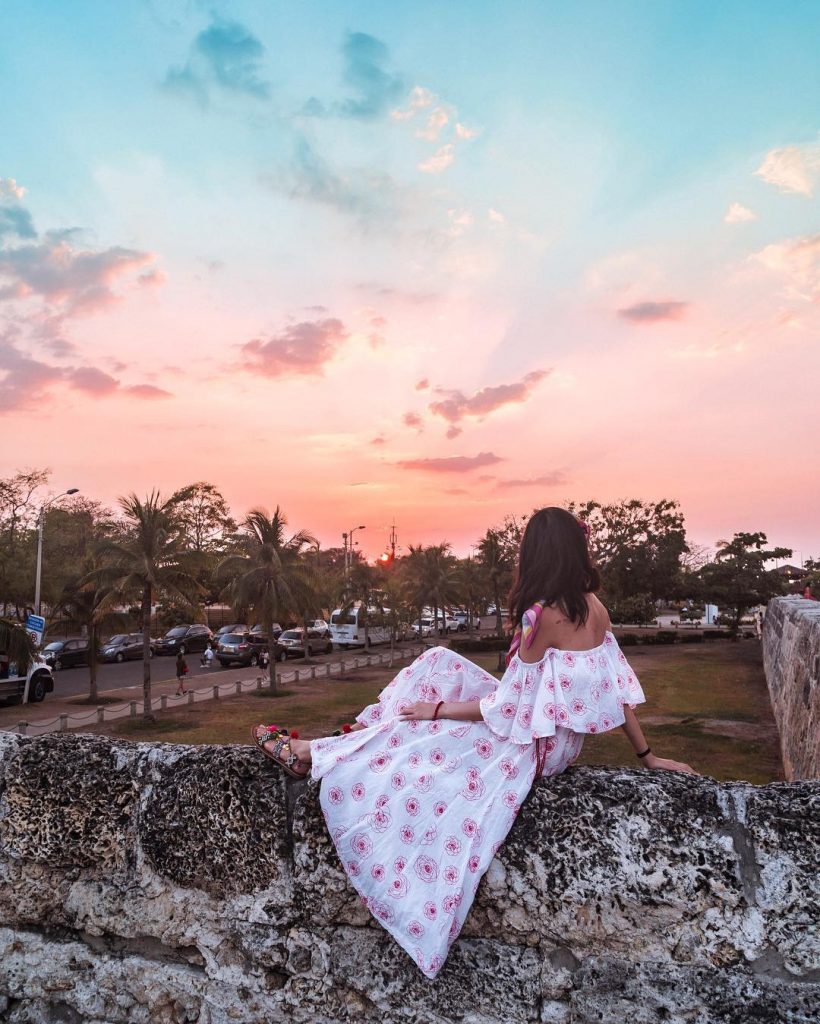 Sitzen an der Wand in der alten Stadtmauer in Cartagena - witandfolly.co