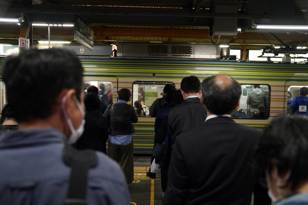 picture of people waiting for subway in kyoto