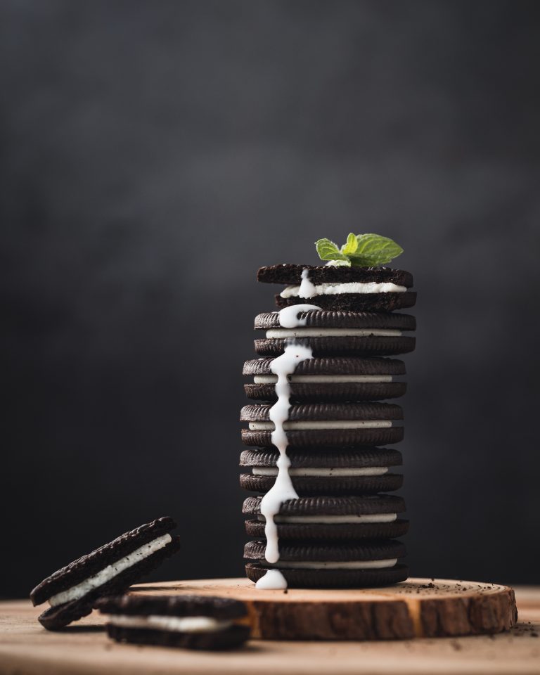 stack of oreos with cream