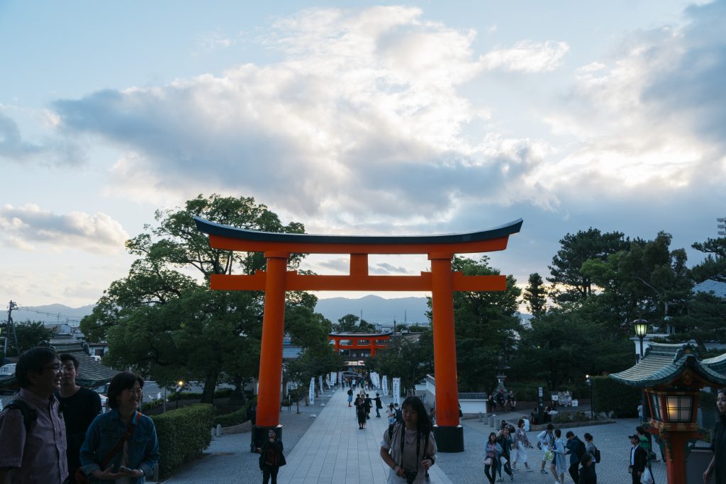 gates-of-fushinmi-inari-at-sunset