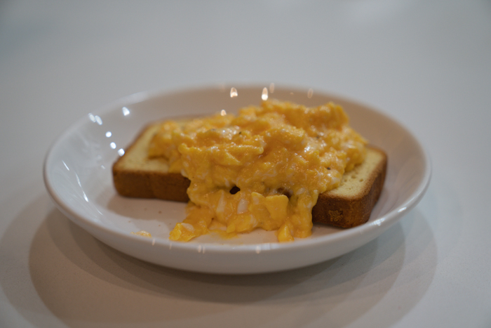 image of scrambled eggs on toast